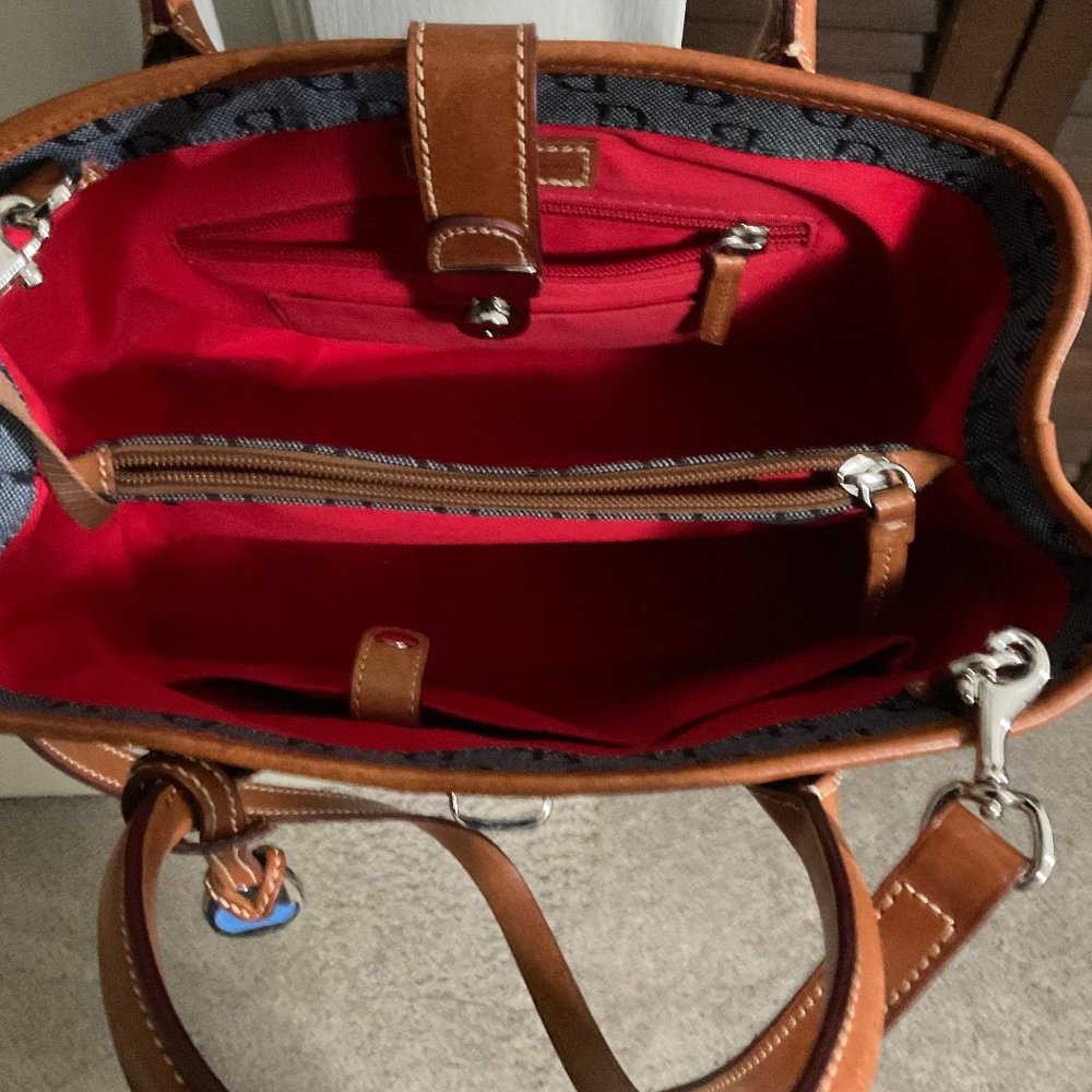 Dooney and Bourke signature 3 compartment crossbody handbag - Picture 4 of 6